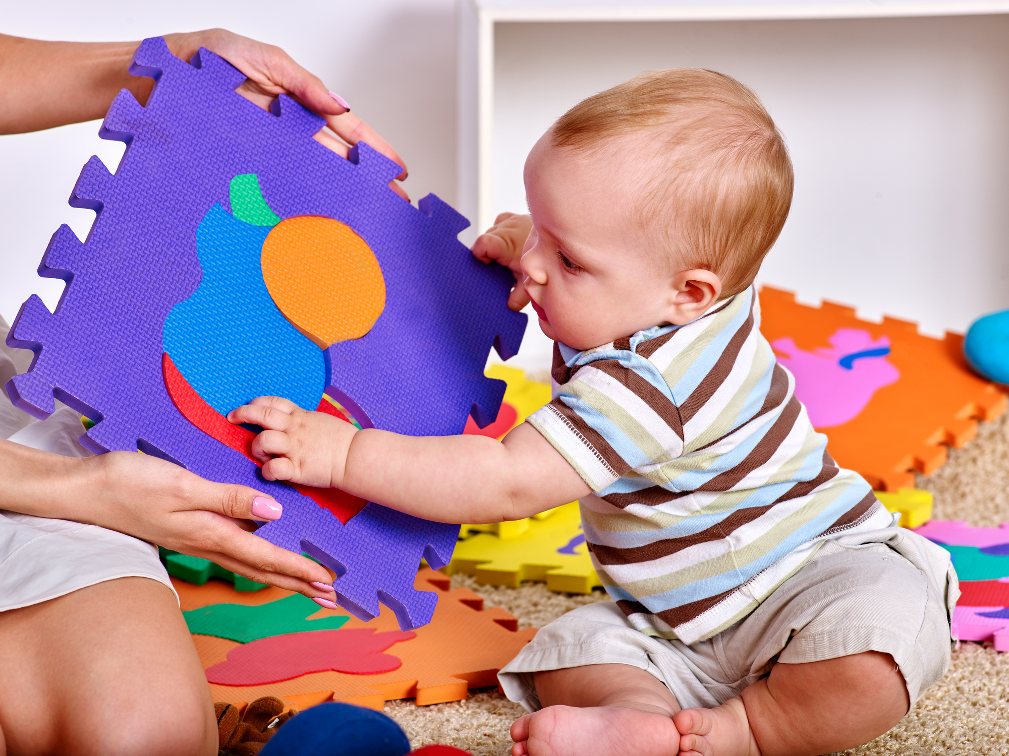 Apprendre à bébé à s'asseoir: les clés du succès pour une motricité en  douceur - Jeux de tapis: motricité et créativité